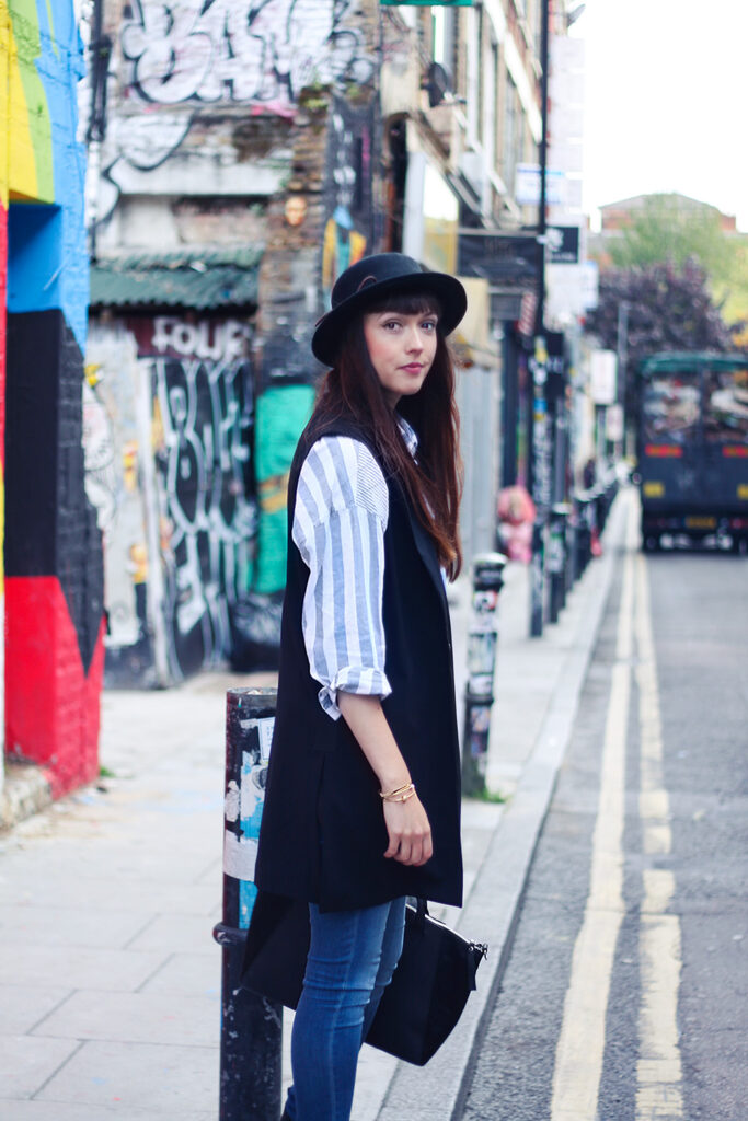 fashion-blogger-outfit-oversized-shirt-skinny-jeans-chelsea-boots-brick-lane-3